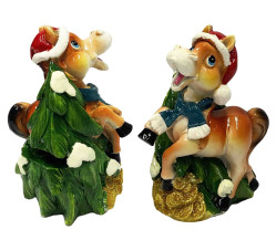 Pokladnička „Koník u vánočního stromku v čepici a šálku“, 8×6×10,5 cm